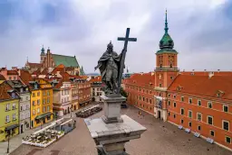 Pomnik Zygmunta III Wazy i Zamek Królewski – główne atrakcje warszawa centrum. Kolorowe kamieniczki Starego Miasta tworzą malowniczy widok.