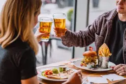 Gdzie zjeść w centrum Warszawy? Odkryj najlepsze miejsca na posiłek