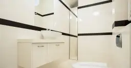 Jak powiększyć łazienkę lustrami - skuteczne triki na przestronność