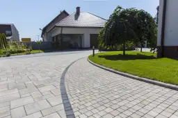 Nowoczesna kostka przed domem, piękne projekty podjazdu i ogrodu.