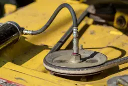 Jak naciągnąć pasek napędu w kosiarce, by uniknąć problemów z cięciem