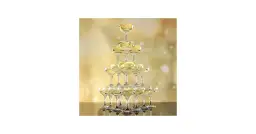 Jak przygotować "champagne tower" żeby była bezpieczna i efektowna? Piramida z kieliszków szampana, wypełniona złotym trunkiem, na tle błyszczącej, złotej scenografii.