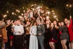 Jak zrobić magiczne zdjęcia z zimnymi ogniami na weselu?