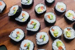Ile ryżu na rolkę sushi? Oto ile naprawdę potrzebujesz!