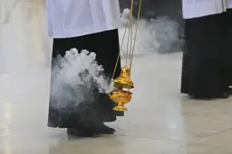 Co oznacza kadzidło w kościele? Symbolika i duchowe znaczenie w liturgii