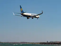 Samolot Ryanair ląduje nad morzem. Zastanawiasz się, odszkodowanie za opóźniony lot ile czasu można uzyskać?