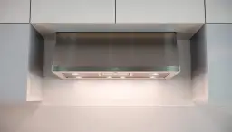 Jak zamontować okap podszafkowy - uniknij najczęstszych błędów