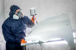 Jakie ciśnienie do lakierowania samochodu, aby uniknąć błędów?