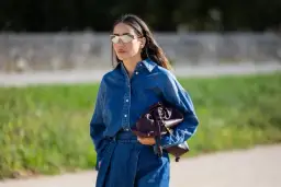 Stylizacje z jeansami paper bag, które podkreślą Twój styl i osobowość