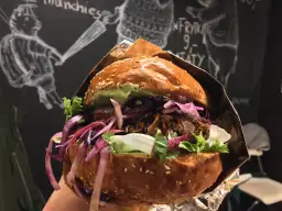 Pyszny burger z szarpaną wieprzowiną i czerwoną kapustą. Idealne miejsce, gdzie zjeść w Gdańsku, by spróbować czegoś wyjątkowego.