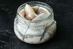 Czy pies może jeść śledzie? Poznaj zasady bezpiecznego podawania