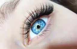 Stylizacja rzęs Kim Kardashian: Co musisz wiedzieć przed zabiegiem?