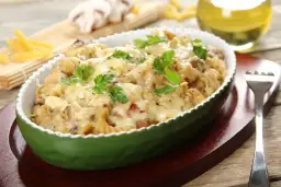 Zapiekanka makaronowa z kiełbasą: Prosty przepis krok po kroku