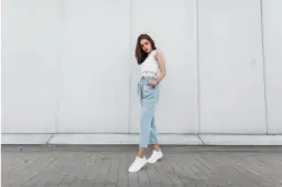 Jakie bluzki do niebieskich spodni? Sprawdź modne stylizacje