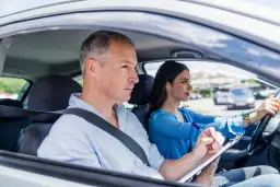 Ile czeka się na egzamin na prawo jazdy i jak skrócić ten czas skutecznie