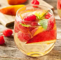 Najlepsze drinki z wina, które zachwycą Twoje podniebienie