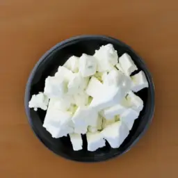 Ile kalorii ma ser feta? Wartość odżywcza i porównanie z innymi serami