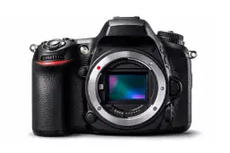 Czarny aparat Sony z widocznym sensorem i obiektywem.