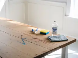 Skuteczne sposoby na to, czym zmyć markera z mebli bez uszkodzeń