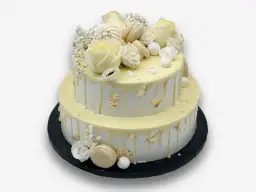 Efektowne torty z makaronikami i kwiatami: Inspiracje na eleganckie dekoracje