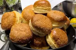 Ile piec bułki do hamburgerów, aby były idealnie chrupiące?