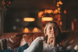 Magia JOMO: Jak odnaleźć spokój poza siecią?