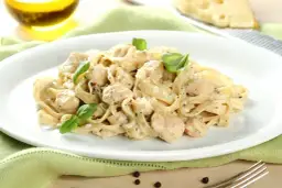 Prosty przepis na makaron z kurczakiem i mozzarellą – szybki posiłek