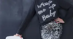 Cekinowa spódnica: Jakie bluzki wybrać? Uniknij modowej wpadki!