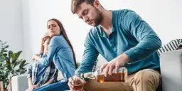 Prawda o uczuciach alkoholika do żony: czy miłość przegrywa z nałogiem