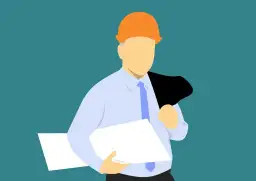 Inżynier w kasku, z teczką i marynarką na ramieniu, gotowy do pracy. Może reprezentować organy nadzoru budowlanego.