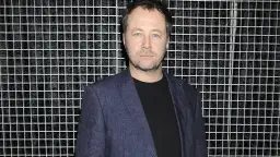 Krzysztof Banaszyk na co zmarł? Pytanie to nurtuje wielu. Na zdjęciu widzimy jego portret.