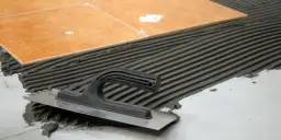 Jak położyć kafelki na kafelki i uniknąć najczęstszych błędów