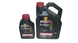 Dwie butelki oleju silnikowego Motul 8100 X-clean EFE SAE 5W30 na białym tle.