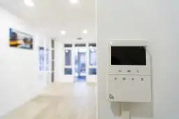 Jaki alarm do mieszkania w bloku, aby zapewnić maksymalne bezpieczeństwo?