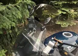 Deflektor motocyklowy: Ustaw go idealnie dla komfortu jazdy!