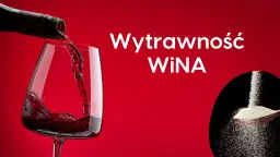Czerwone wino nalewane do kieliszka i łyżka cukru. Kluczowa jest różnica między winem wytrawnym a półwytrawnym: zawartość cukru.