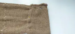 Jak skrócić rękawy w dzianinie? Zrób to sam! Poradnik DIY
