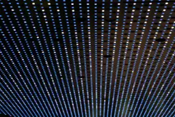 Wzorzysta siatka niebieskich i białych diod LED tworzy hipnotyzujący efekt wizualny.