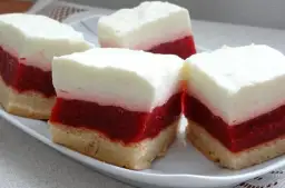 Pyszne ciasto z musem truskawkowym – prosty przepis na deser marzeń