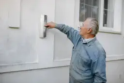 Jak długo schnie tynk przed malowaniem? Uniknij błędów!