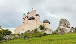 Zamek w Bobolicach - historia, tajemnice i atrakcje turystyczne