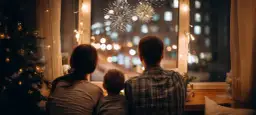 Rodzina ogląda fajerwerki przez okno. Wesoły sylwester z dziecmi, przy choince i lampkach.