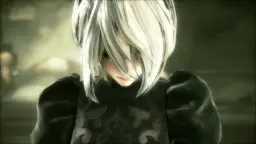 2B z Nier Automata PL zamyślona, z białymi włosami opadającymi na twarz.