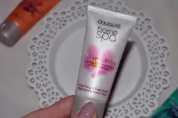 Odkryj wyjątkowe właściwości kremów do rąk Douglas Home Spa