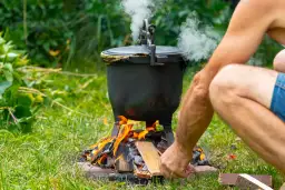 Jak przygotować kociołek nad ogniskiem? Sekrety smaku!