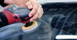 Czym polerować szybę w aucie, aby uniknąć rys i uszkodzeń?