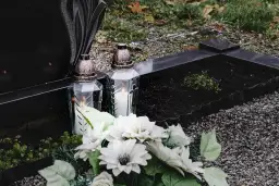 Jak pięknie udekorować pomnik na cmentarzu – praktyczne porady i inspiracje