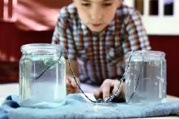 Jak zrobić eksperyment z solą i uzyskać piękne kryształy?