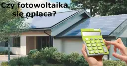 Dwie ręce trzymają kalkulator obok domu z panelami fotowoltaicznymi na dachu. Czy fotowoltaika się opłaca?