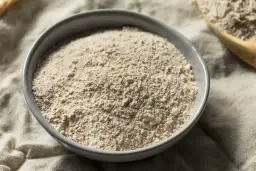 Mąka orkiszowa w misce. Czy mąka orkiszowa ma niski indeks glikemiczny? To pytanie zadaje sobie wiele osób dbających o zdrowie.